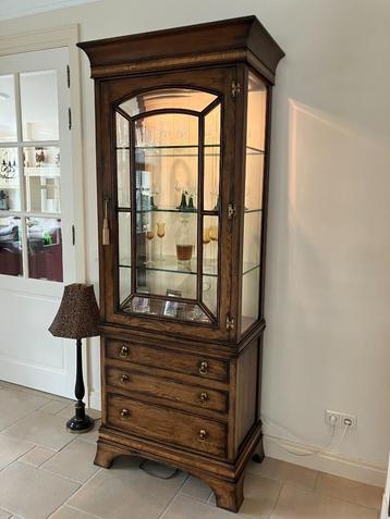 KOOPJE: RAC luxe vitrinekast met geslepen glas/verlichting beschikbaar voor biedingen