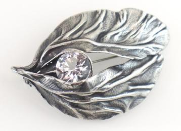 Vintage zilveren broche met facet geslepen bergkristal beschikbaar voor biedingen