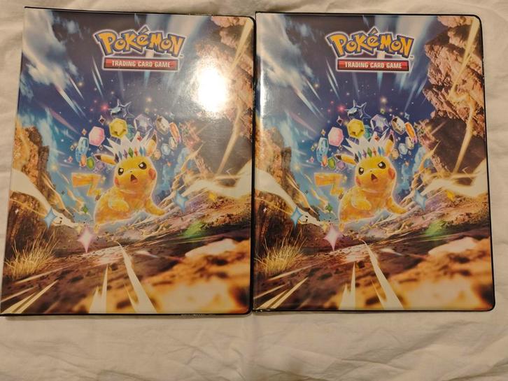 Pokemon kaarten Surging Sparks kaarten + 2 mappen, Hobby en Vrije tijd, Verzamelkaartspellen | Pokémon, Zo goed als nieuw, Meerdere kaarten