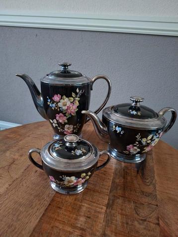 Vintage Theeservies met Bloemenmotief beschikbaar voor biedingen
