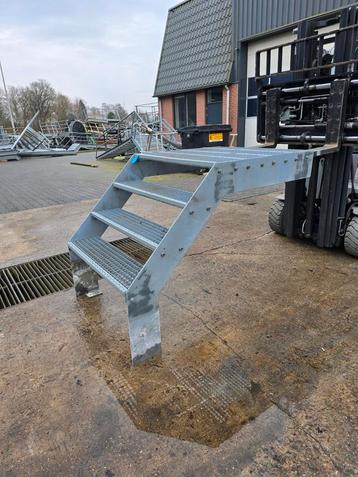 Stalen bordesje gegalv. Hoog 0,83mtr. Nob007 beschikbaar voor biedingen