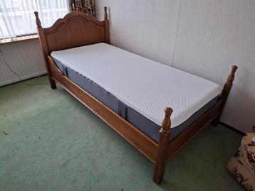 Eikenhouten bed met Auping en matras beschikbaar voor biedingen