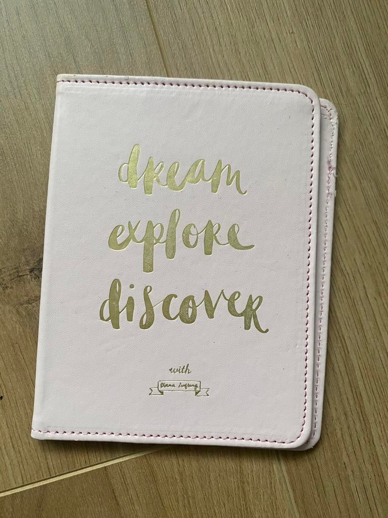 Nieuw paspoort hoes licht roze met goud van Diana Leeflang, Ophalen of Verzenden, Nieuw, Roze