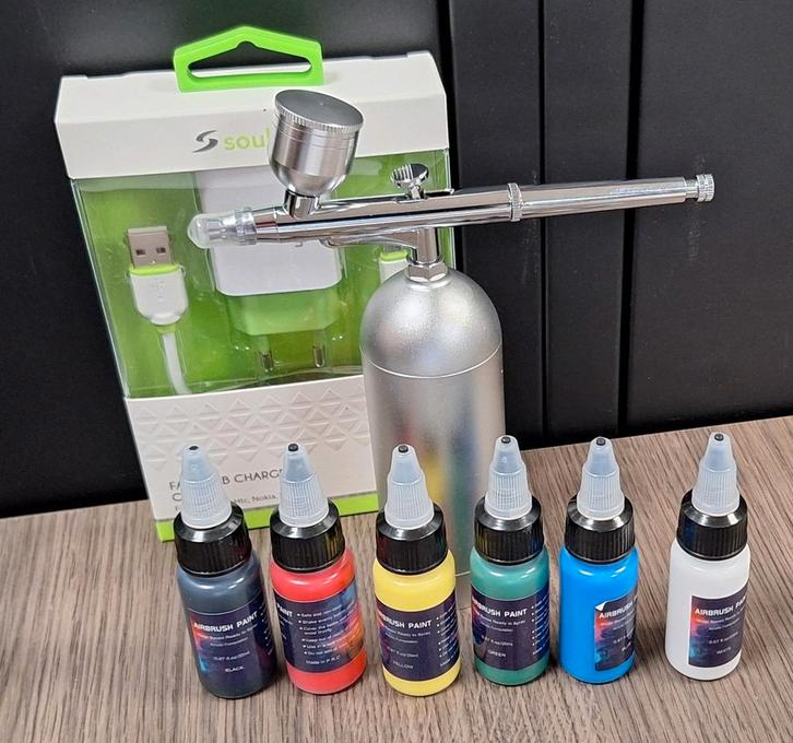 Accu Airbrush Pistool + Snellader + verf, Hobby en Vrije tijd, Schilderen, Ophalen of Verzenden