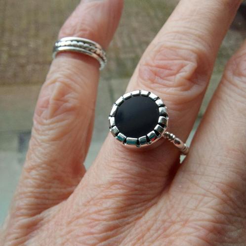 Mooie nieuwe zilveren ring met Onyx - bewerkte rand - mt 16, Sieraden, Tassen en Uiterlijk, Ringen, Nieuw, Dame, Kleiner dan 17