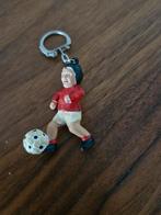 101 Vintage Sleutelhanger Voetballer rood, wit met bal, Ophalen of Verzenden