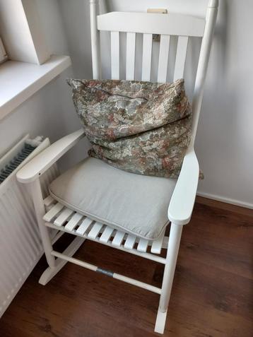 Witte schommelstoel beschikbaar voor biedingen
