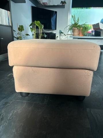 Poef beschikbaar voor biedingen