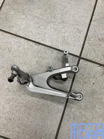 Voetsteun rechts voor de Yamaha R1 2004 - 2006 RN12 rechtse  beschikbaar voor biedingen