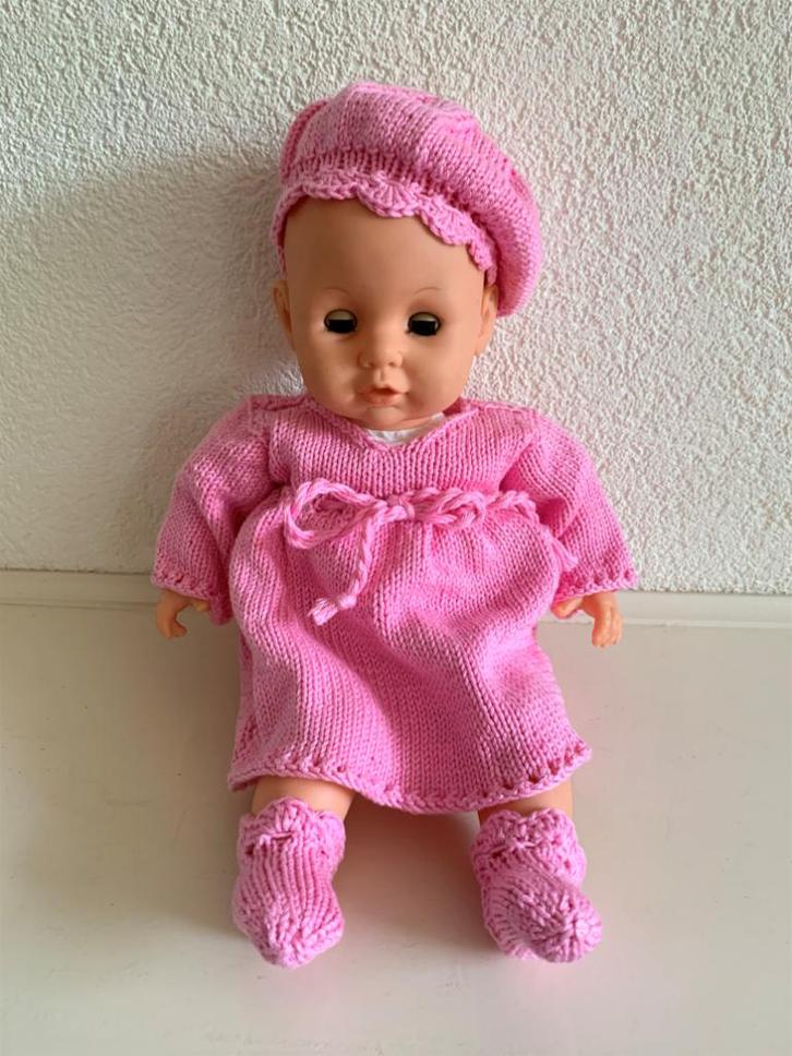 Gebreid Poppenjurkje met Baret en Sokjes - Popmaat ca. 35 cm, Kinderen en Baby's, Speelgoed | Poppen, Nieuw, Babypop, Ophalen of Verzenden