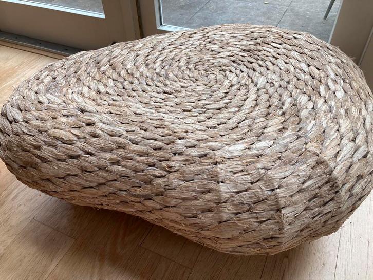 Poef van waterhyacinth in naturel tint. l. 90, br.70, hg. 32, Huis en Inrichting, Banken | Voetenbanken en Poefen, Gebruikt, 50 tot 75 cm