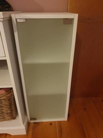 Compact wit kastje met melkglasdeur beschikbaar voor biedingen
