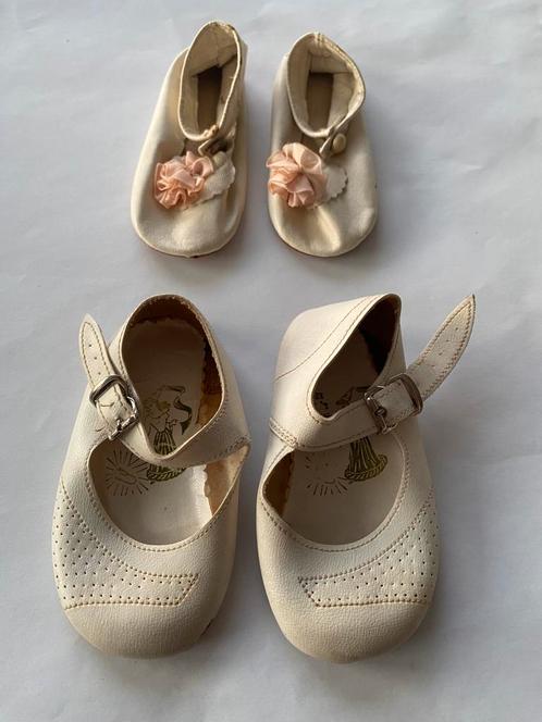 2 x jaren ‘30 babyschoentjes van o.a. Het Gouden Muiltje, Antiek en Kunst, Antiek | Kleding en Accessoires, Kinderen, Ophalen of Verzenden