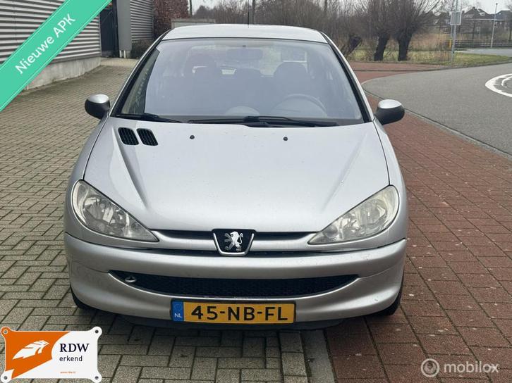 Peugeot 206 1.4 —NWE APK—LAGE KM—NETJES—NWE KOPPAKKI, Auto's, Peugeot, Bedrijf, Te koop, Airbags, Airconditioning, Alarm, Centrale vergrendeling