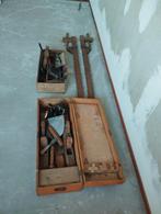 Oude gereedschapskist met inhoud, Ophalen