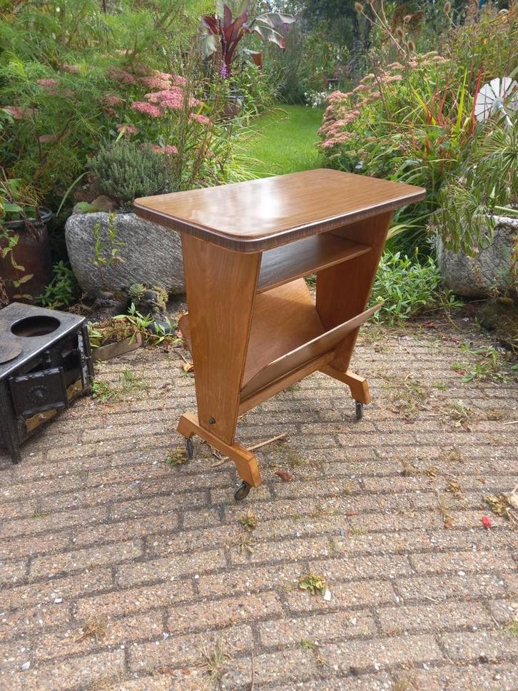 Retro vintage bijzettafeltje met krantenbak, Verzamelen, Retro, Huis en Inrichting, Ophalen