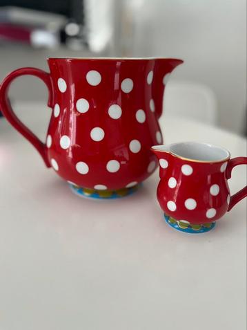 Oilily kan en melkkannetje rood beschikbaar voor biedingen