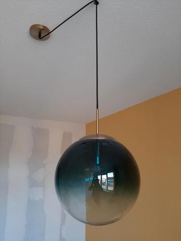 Blauwe hanglamp met gouden details 