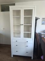 Hemnes vitrinekast boekenkast met glazen deuren, Huis en Inrichting, Kasten | Vitrinekasten, Ophalen, 50 tot 100 cm, Zo goed als nieuw