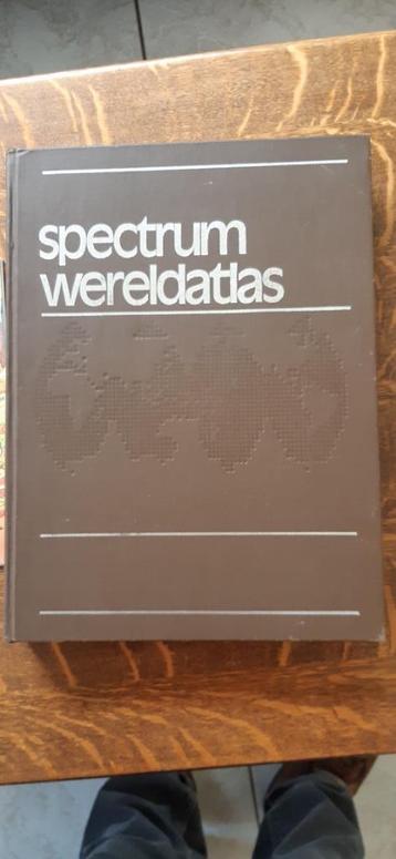 Spectrum Wereldatlas in prima staat 4e druk 393 blz .  beschikbaar voor biedingen