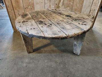 oud romeens tafeltje ``WOONWINKEL RUSTIEK`` beschikbaar voor biedingen