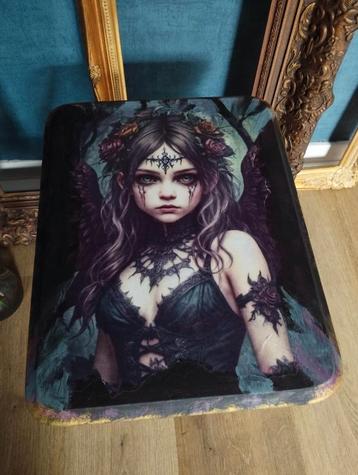 Leuk restyled gothic bijzettafeltje heksje decoupage  beschikbaar voor biedingen