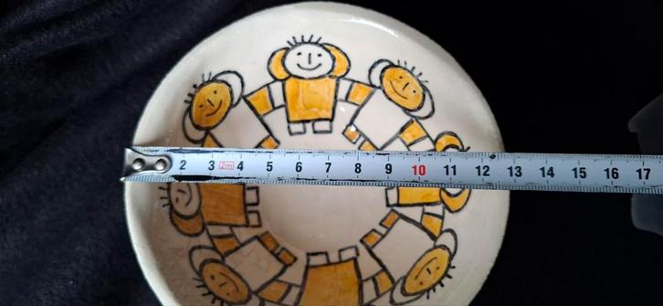 Keramieken schaal met vrolijke figuren, Huis en Inrichting, Woonaccessoires | Schalen en Manden, Gebruikt, Schaal, Rond, Porselein of Keramiek