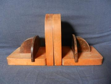 Paar houten boekensteunen met cirkelsegmenten h. 14,5 cm.