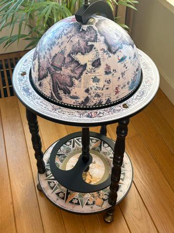 Globe Bar met Houten Onderstel beschikbaar voor biedingen
