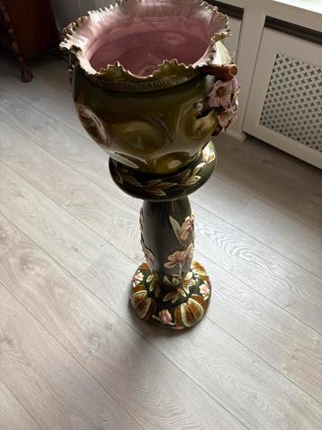 90 cm hoog staander met bijpassende pot beschikbaar voor biedingen