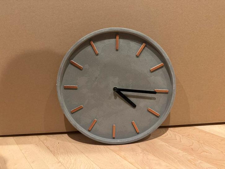 Betonlook Wandklok - Stijlvol en Modern, Huis en Inrichting, Woonaccessoires | Klokken, Zo goed als nieuw, Wandklok, Analoog, Ophalen of Verzenden
