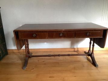 Antieke tafel beschikbaar voor biedingen