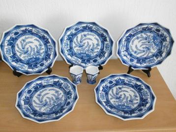 5 hoekige borden (ca.21,5 cm)+ 2 eierdoppen Lange lijs decor beschikbaar voor biedingen