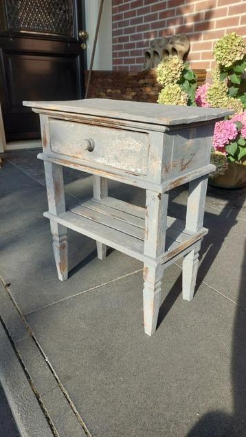 Authentiek vintage tafeltje beschikbaar voor biedingen