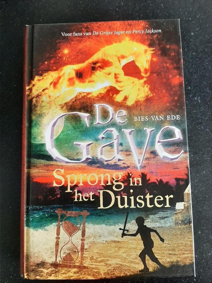 De Gave. Sprong in het duister. Hardcover. In nieuwstaat., Boeken, Kinderboeken | Jeugd | 10 tot 12 jaar, Zo goed als nieuw, Ophalen of Verzenden