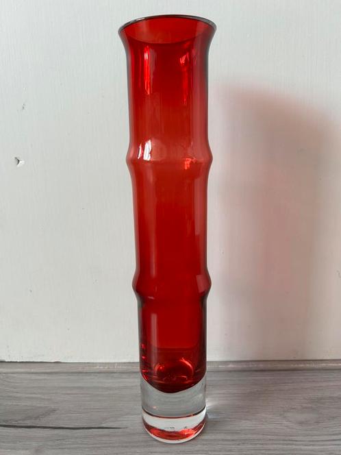 Aseda bamboe vaas robijnrood Bo Bergstrom 1960's, Huis en Inrichting, Woonaccessoires | Vazen, Gebruikt, Overige kleuren, Minder dan 50 cm