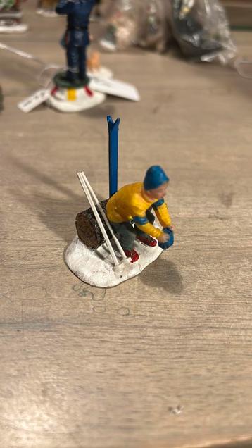 Lemax skieer op boomstam 9Y beschikbaar voor biedingen