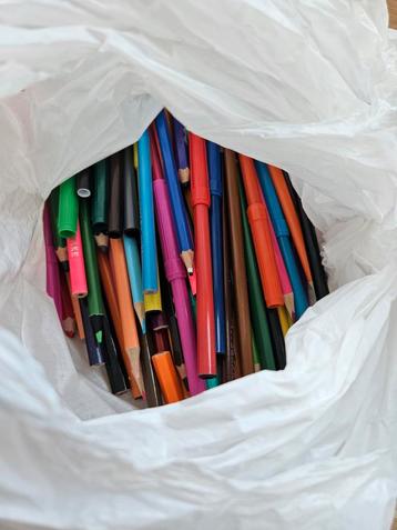 Veel kleurpotloden en stiften  beschikbaar voor biedingen