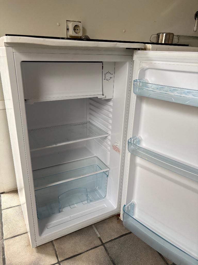Koelkast (merkloos), Witgoed en Apparatuur, Koelkasten en IJskasten, Gebruikt, Minder dan 75 liter, 45 tot 60 cm, Met vriesvak