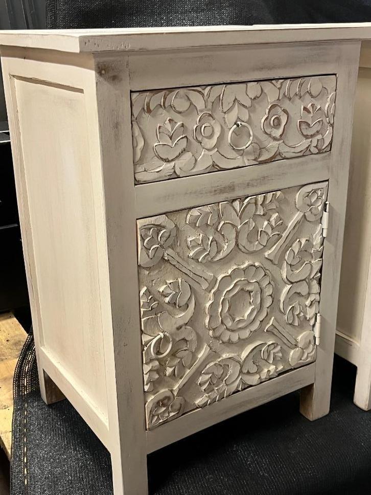 massief houten nachtkastjes – Handgesneden bloemenpatroon, Huis en Inrichting, Tafels | Bijzettafels, Zo goed als nieuw, Rechthoekig