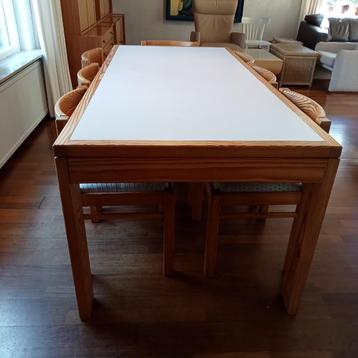 Eettafel beschikbaar voor biedingen