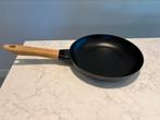 Staub koekenpan 24 cm in nieuwstaat, Gietijzer, Ophalen of Verzenden, Zo goed als nieuw, Staub