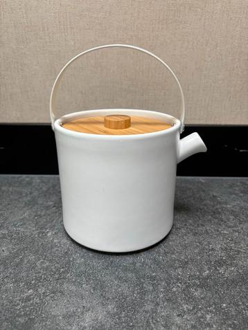 Witte theepot met houten deksel - Nieuw beschikbaar voor biedingen