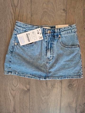 Nieuw Stradivarius spijkerrokje maat 32 beschikbaar voor biedingen
