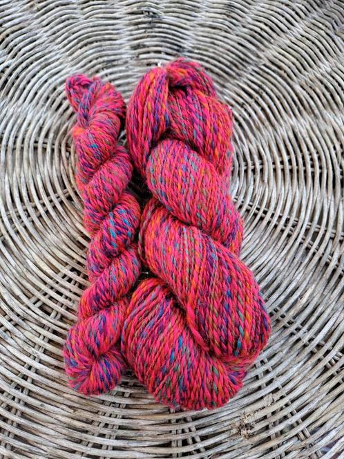 Prachtige strengen hand gesponnen merino wol, 215 meter, Hobby en Vrije tijd, Breien en Haken, Nieuw, Breien of Haken, Wol of Garen