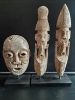 Masker en 2 mannen op standaard hout, Antiek en Kunst, Kunst | Niet-Westerse kunst, Ophalen