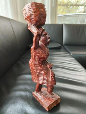 Prachtige houten sculptuur vrouw met mand beschikbaar voor biedingen