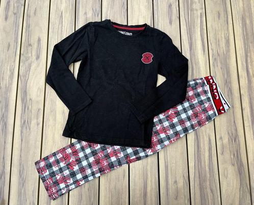 zwart met rode pyjama van merk Vingino maat 122/128, Kinderen en Baby's, Kinderkleding | Maat 122, Zo goed als nieuw, Jongen, Nacht- of Onderkleding