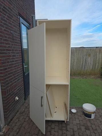 Complete Kast - 205x60x56 cm moet weg beschikbaar voor biedingen