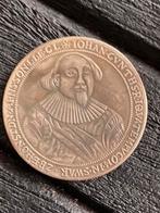 Grote penning munt man met kraag, Ophalen of Verzenden, Overige materialen